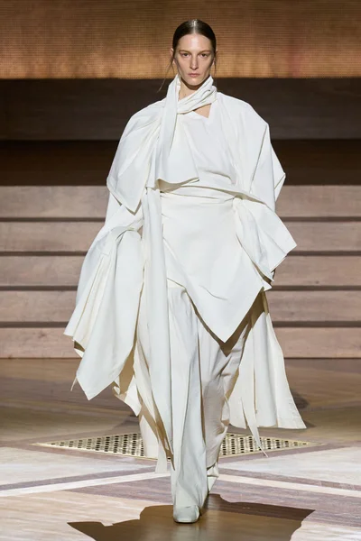 Look 10
